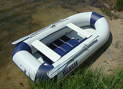 Фото гребной лодки серии "Drive M" со смещаемым задним сиденьем, щелкнуть мышью для просмотра в увеличенном масштабе